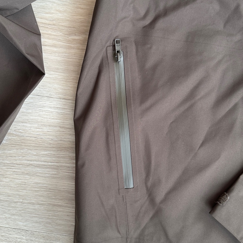 ALO Yoga Alpha Shell Jacket - Picture 11 of 12